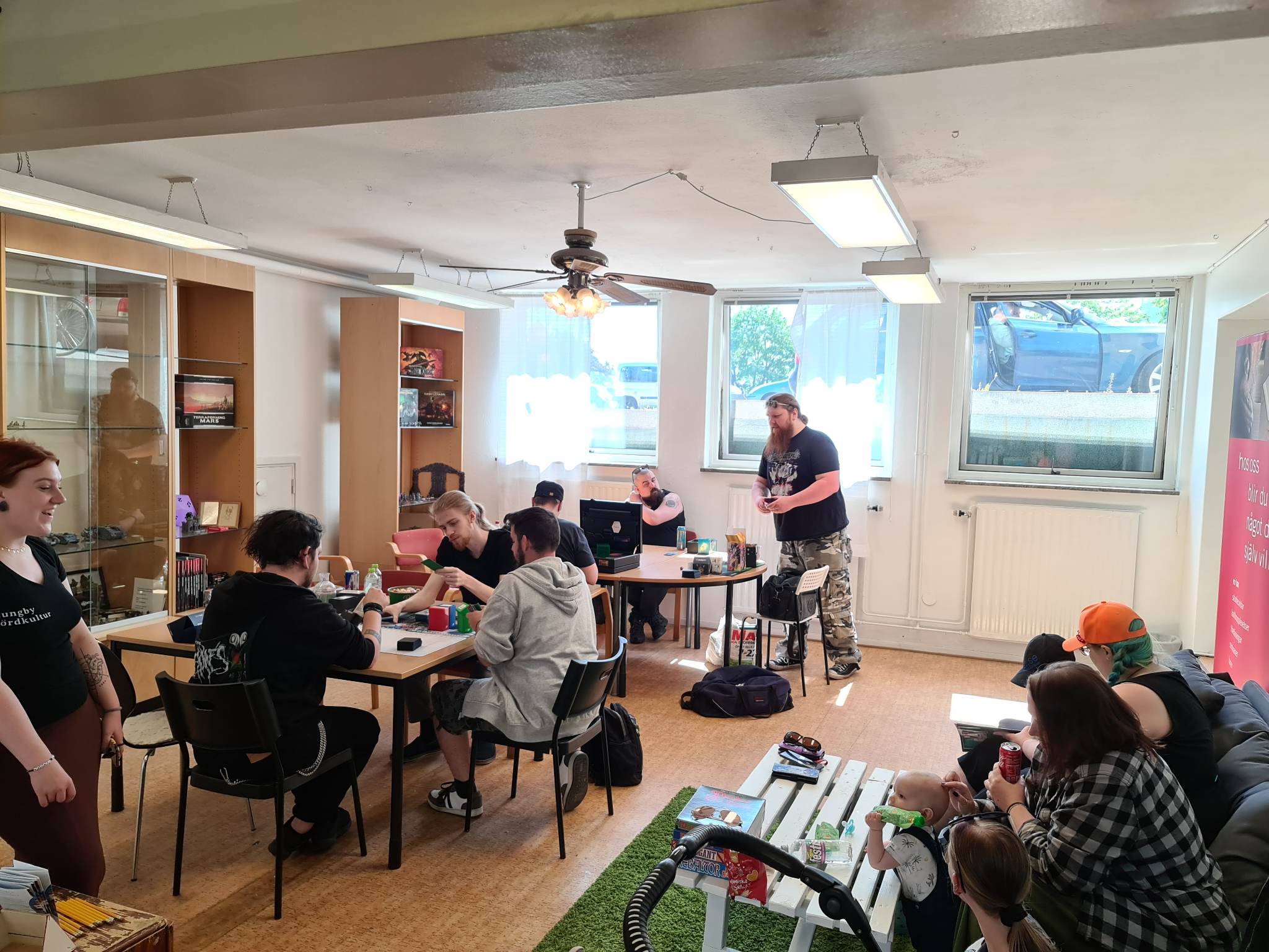 Spelträff i lokalen.